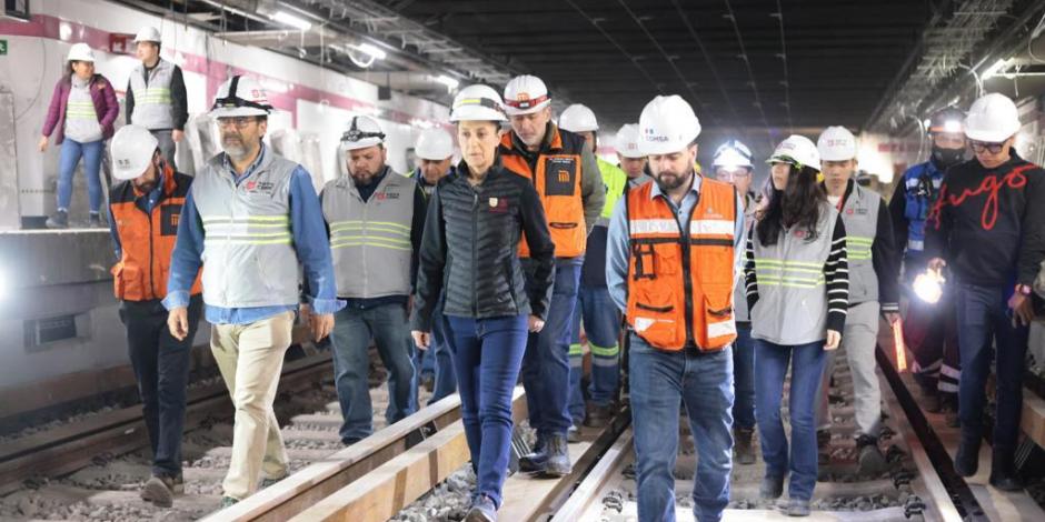 La Jefa de Gobierno de la Ciudad de México, Claudia Sheinbaum, durante su recorrido de este sábado por remodelación de la L1 del Metro.