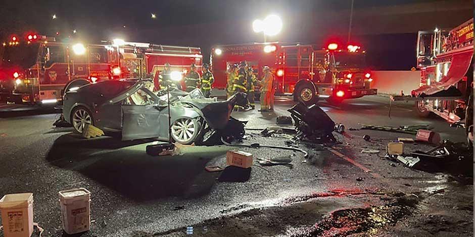 Bomberos trabajan en el lugar donde se registró un fatal accidente que involucró un auto Tesla y un camión de bomberos en Contra Costa, California
