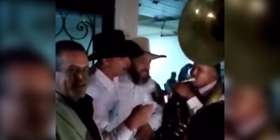 En festejo, captan a presidente municipal de Jerez cantando corrido del Chapo, pese a ola de violencia del municipio (VIDEO)