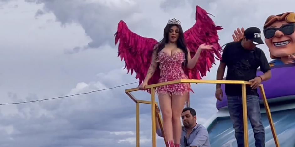 Karely Ruiz participa en Carnaval de Guaymas y le tiran huevazos en la calle