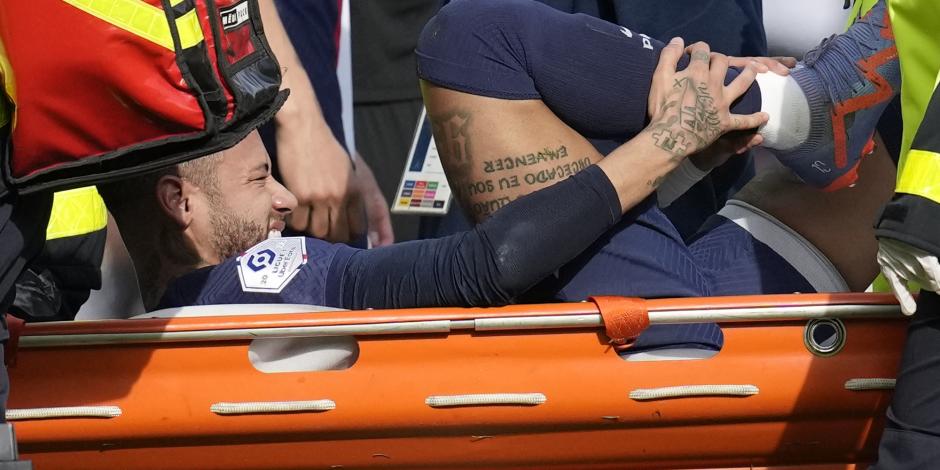 Neymar abandona la cancha en camilla tras su lesión en el segundo tiempo del juego entre PSG y Lille.