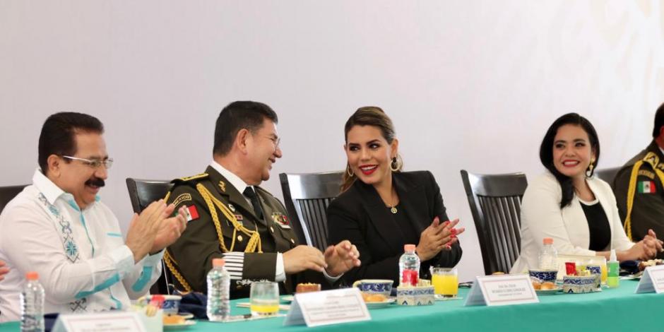 La gobernadora de Guerrero, Evelyn Salgado Pineda, señaló que la entidad sigue la ruta del trabajo coordinado con los diferentes niveles de gobierno y con las diferentes instituciones, con el Ejército, con la Marina y con la Guardia Nacional,