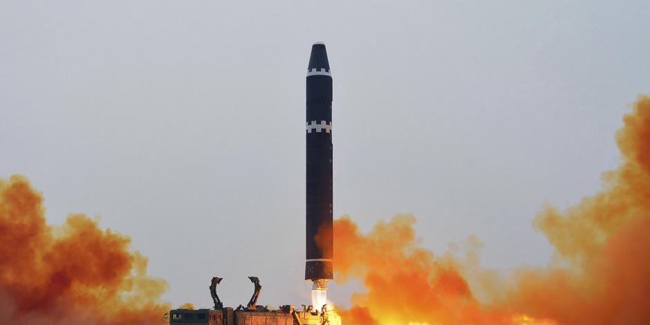 La fotografía muestra el lanzamiento de prueba de un misil balístico intercontinental Hwasong-15 en el aeropuerto internacional de Pyongyang, el sábado 18 de febrero de 2023