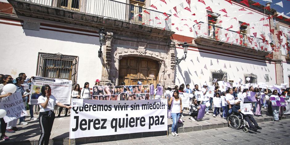 Vestidos de blanco y con globos del mismo color, habitantes de Jerez exigieron ayer que se generen las condiciones para que puedan vivir en paz, tras varias jornadas violentas.