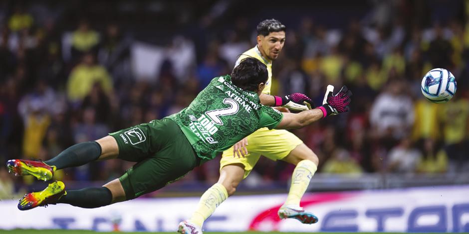 Diego Valdés marca el segundo gol del América, ayer, en el Estadio Azteca.