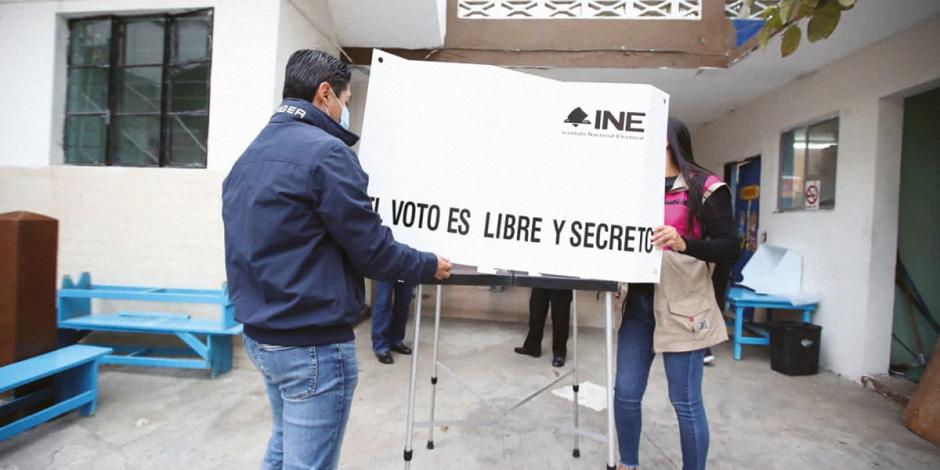 Funcionarios de casilla, durante el término de la elección en Tamaulipas, ayer.