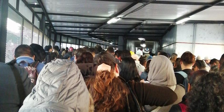Retrasos en el Metro CDMX provocan aglomeraciones.