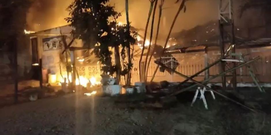 Uno de los dos incendios ocurridos la madrugada de este lunes en Chilpancingo, Guerrero.
