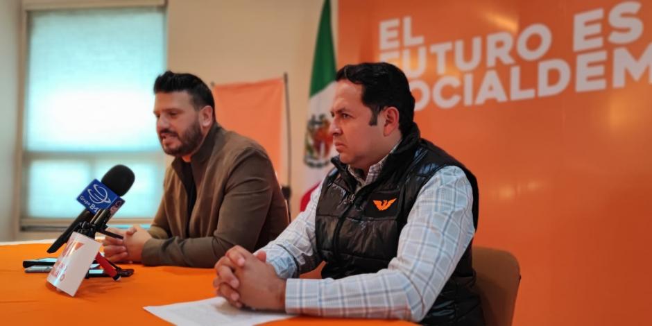El dirigente estatal de MC en Zacatecas, Marco Vinicio Flores, durante la conferencia de prensa ofrecida ayer.
