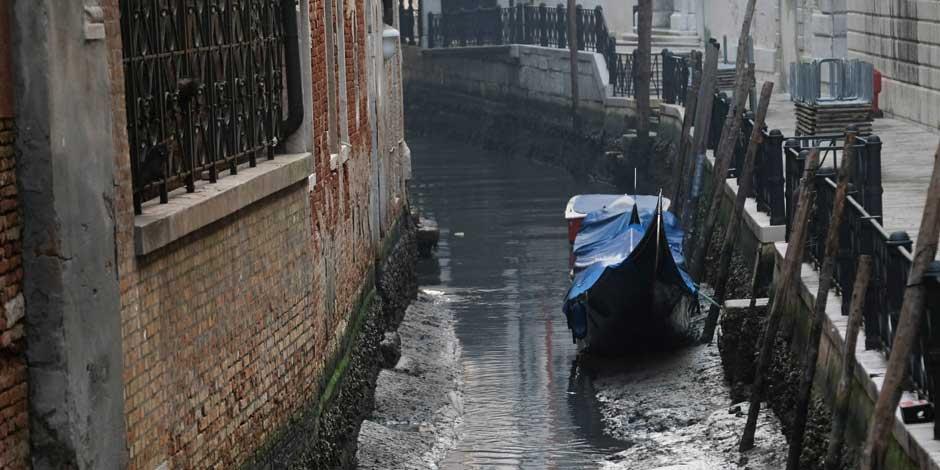 Los famosos canales de Venecia se están quedando sin agua; un seco invierno boreal han hecho temer que Italia se enfrente a una nueva sequía.