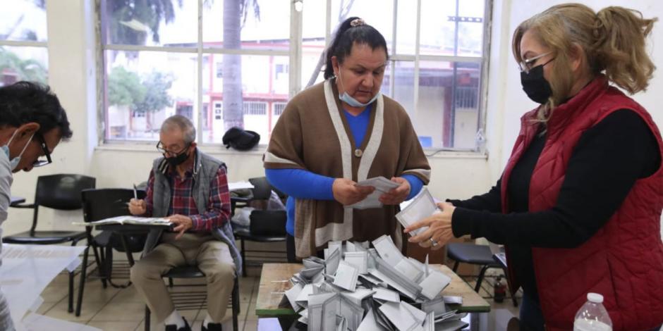 Funcionarios de casilla contando votos tras la elección extraordinaria del domingo.