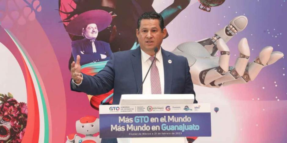Diego Sinhue inaugura muestra sobre Guajanuato en la Cámara de Diputados.
