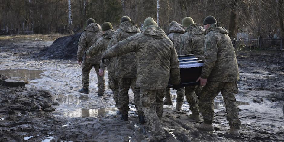 Soldados ucranianos trasladan el cuerpo de un combatiente para darle el último adiós.