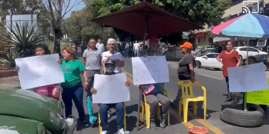 Habitantes de la zona norte de la capital de Morelos exhiben cartulinas con sus demandas en uno de los bloqueos registrados ayer, debido a la falta de agua.