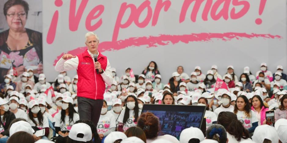 El gobernador, Alfredo del Mazo antes miles de mujeres en el municipio de Cuautitlán, ayer.