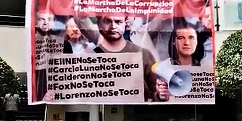 Morena colocó una manta con fotografías de Fox, Calderón y García Luna, donde señalan que se llevará a cabo la marcha de la corrupción.