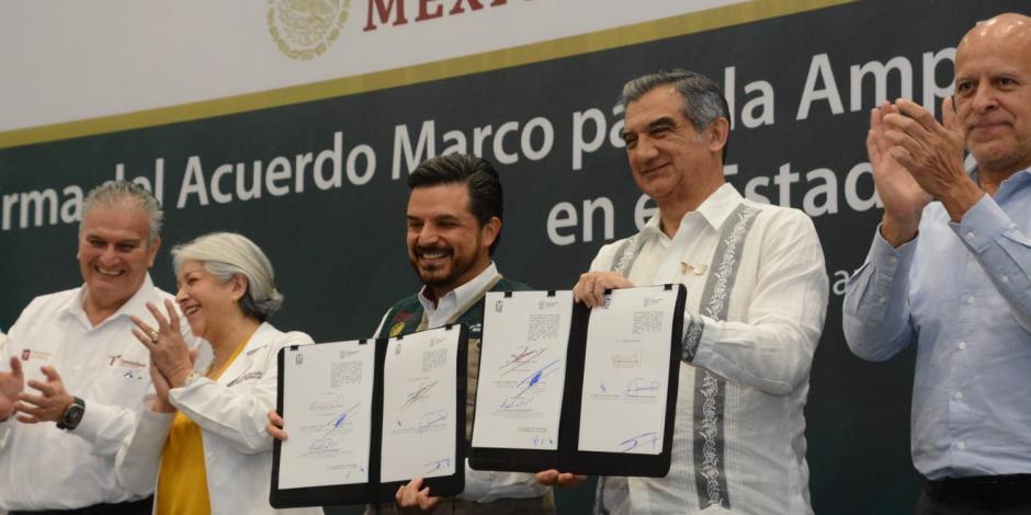 Zoé Robledo, director del IMSS, y Américo Villarreal Anaya, gobernador de Tamaulipas (al centro).