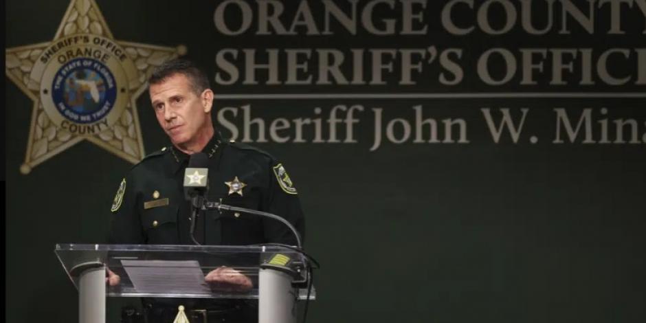El alguacil del condado de Orange, John Mina, se dirige a los medios de comunicación durante una conferencia de prensa sobre múltiples tiroteos, el miércoles 22 de febrero de 2023, en Orlando, Florida.
