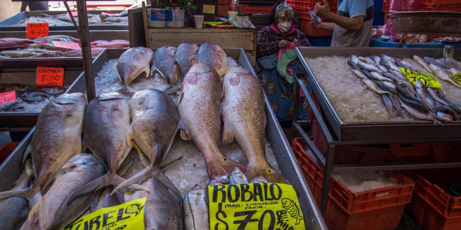 Locatarios en La Viga, ofertando pescado en la Cuaresma del 2021.