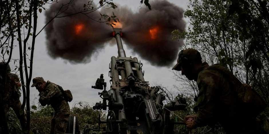 Miembros del Ejército ucraniano disparan un Howitzer M777