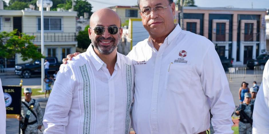 Herrera Valles (der.) y el procurador de Campeche, Renato Sales, en imagen de archivo.