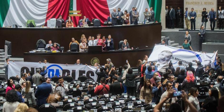 Legisladores del guinda mostraron mantas contra García Luna en la sesión de ayer.