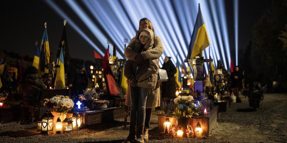 Familiares de ucranianos caídos, en un evento de “luces de la memoria”, ayer.