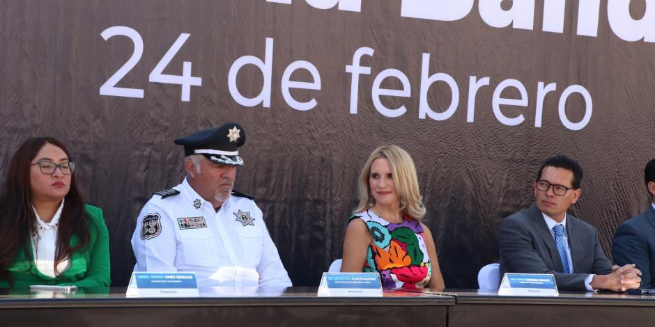 La presidenta municipal, Romina Contreras Carrasco, con autoridades locales.