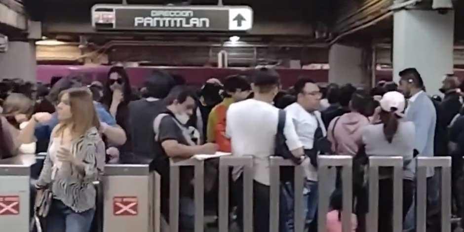 Usuarios del Metro y las redes sociales reportan aglomeración de personas en la Línea 9 del Metro