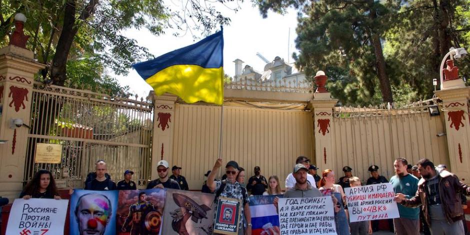 Rusos y ucranianos protestaron ayer afuera de la embajada de Rusia en México.