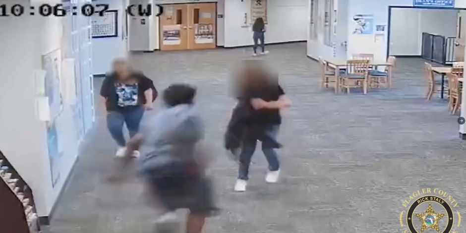 En la imagen, momentos previos a la agresión que sufrió la maestra por parte del estudiante.