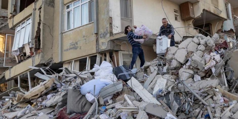 Investigan a más de 600 personas por el derrumbe de edificios en Turquía, tras sismos.