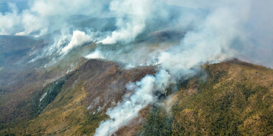 El humo de la vegetación en llamas se eleva en Pinares de Mayarí, Cuba, 23 de febrero de 2023.