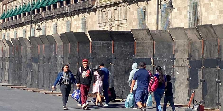 Este domingo se realizará la marcha por la defensa del INE en la CDMX, por lo que el Palacio Nacional fue resguardado con vallas metálicas