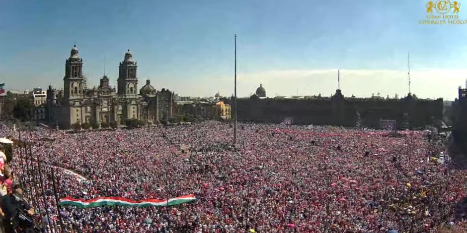 La imagen muestra el Zócalo de la CDMX: Al centro el asta sin la Bandera de México el domingo 26 de febrero, en el marco de una manifestación a favor del INE
