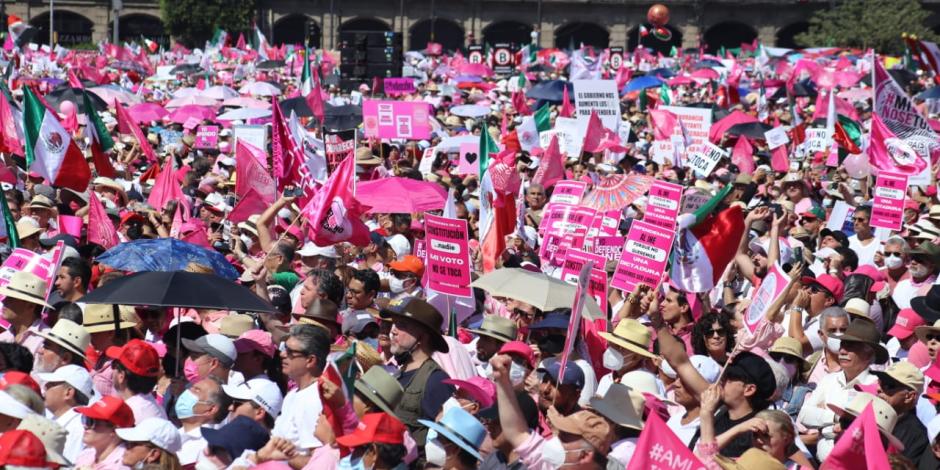 Miles de personas se congregaron en el Zócalo capitalino para manifestarse en favor del INE.