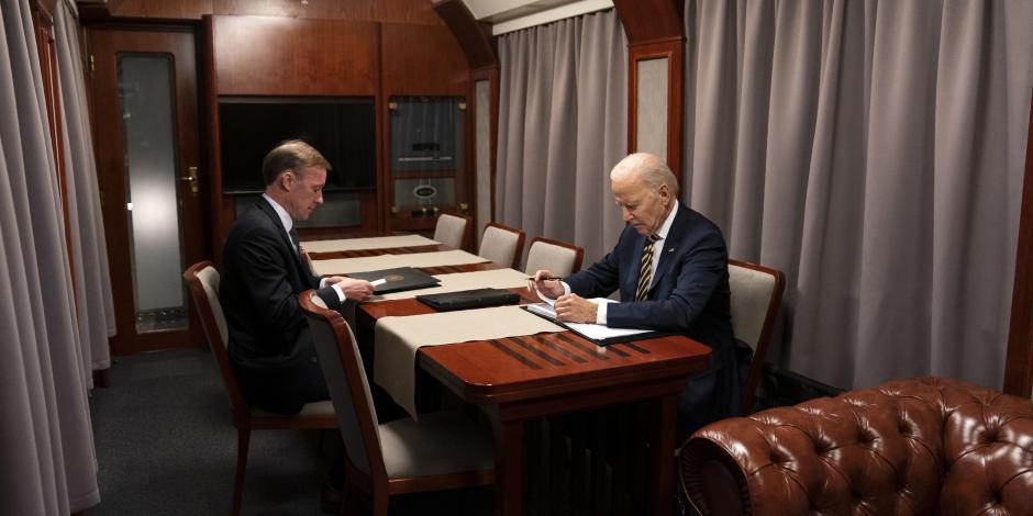 El presidente de EU, Joe Biden, en un tren con el asesor de seguridad nacional Jake Sullivan, el 26 de febrero de 2023