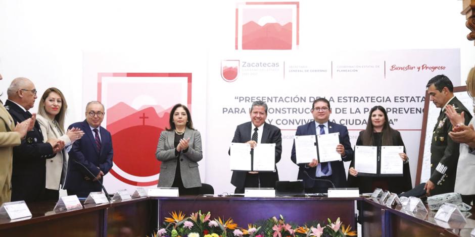 El viernes, el gobernador de Zacatecas, David Monreal (al centro), encabezó la presentación de una nueva estrategia de seguridad en la entidad.