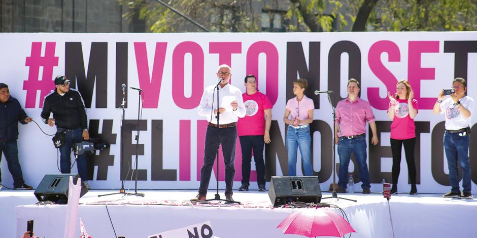 José Ramón Cossío (centro), durante su discurso en el Zócalo, ayer.