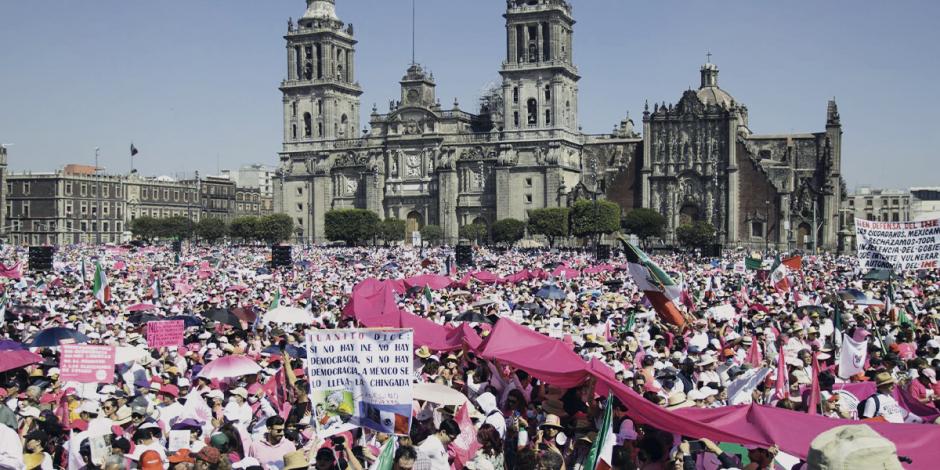 Miles de personas se convocaron en el Zócalo capitalino para sumarse a la convocatoria nacional de la marcha ##INEnosetoca