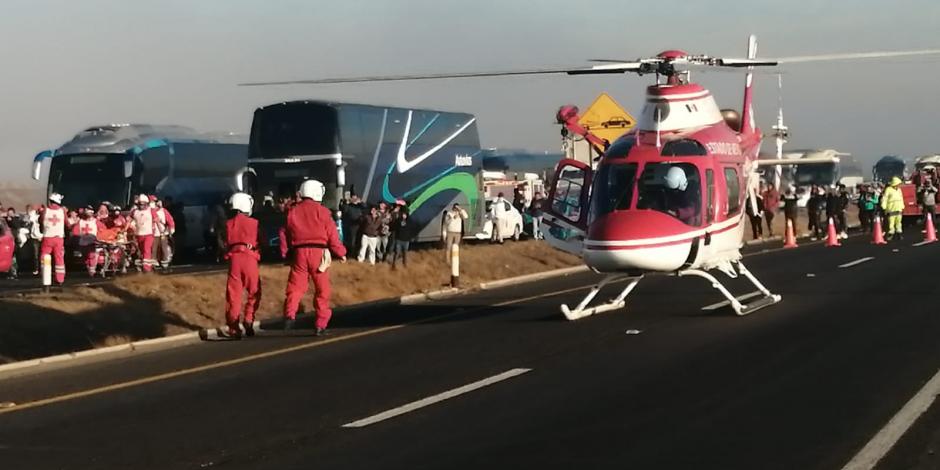 Carambola en el Libramiento Lerma-Xonacatlán deja 50 heridos y 2 muertos; una menor de 14 años tuvo que ser trasladada de emergencia vía aérea por el Grupo Relámpagos