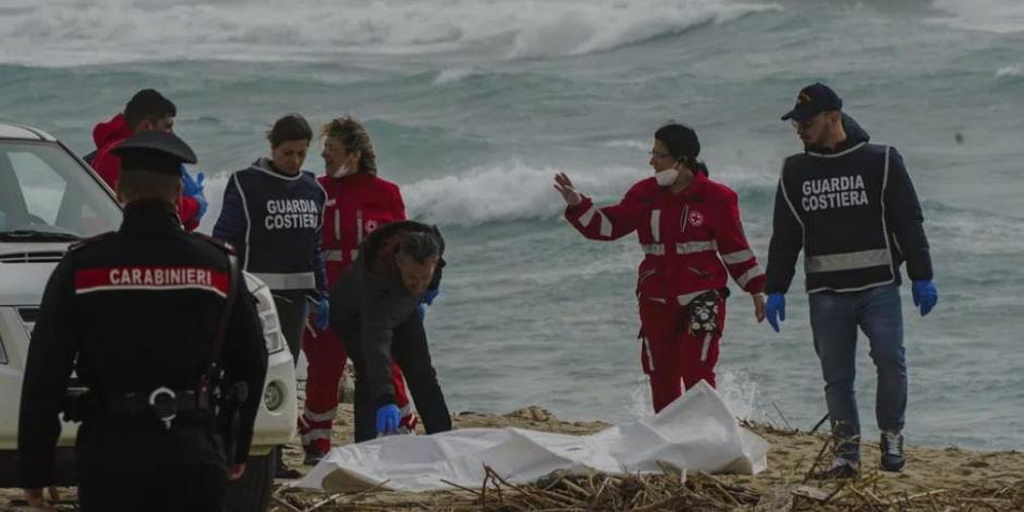 Voluntarios de la Cruz Roja italiana y personal del servicio de guardacostas recuperan un cadáver el domingo 26 de febrero.