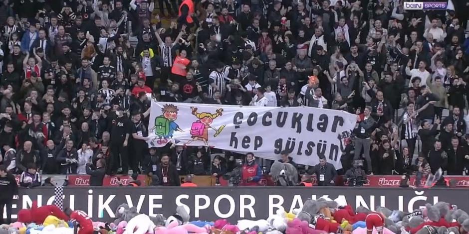 Sismo en Turquía. Lanzan miles de peluches para los niños afectados por el terremoto en partido de fútbol de la Super Liga Turca (VIDEO)
