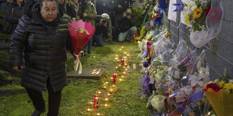 Ciudadanos colocan veladoras y flores en honor de las víctimas, ayer.