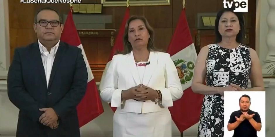 La presidenta de Perú, Dina Boluarte (al centro), durante una conferencia el pasado viernes.