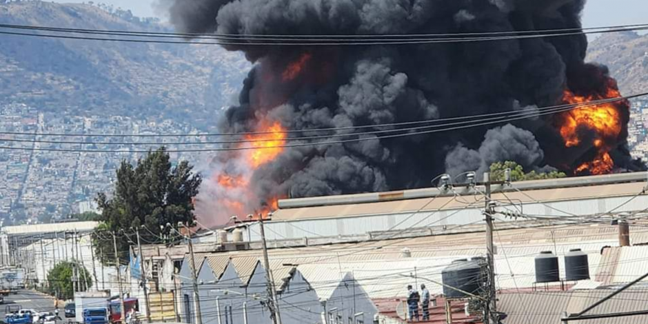 Un fuerte incendio se registra en esta fábrica en Ecatepec