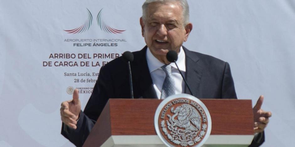 Presidente López Obrador durante el despegue del primer avión de carga en el AIFA.