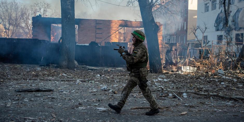 Militar ucraniano, durante labores de vigilancia cerca de Bajmut, ayer.