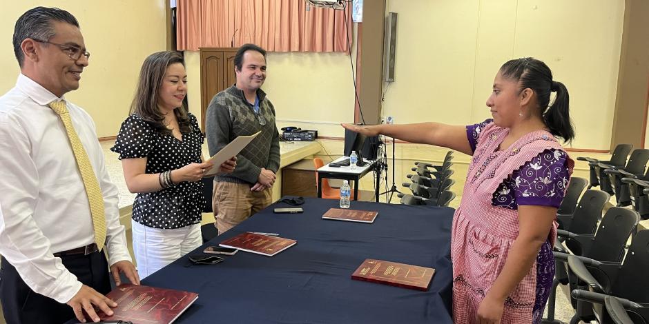 Mujer consigue título universitario con tesis escrita en náhuatl.