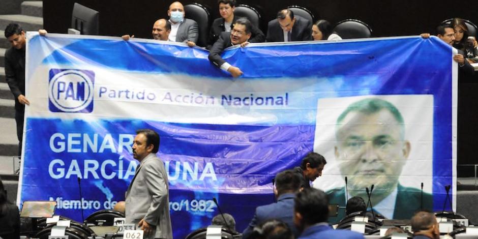 Diputados de la 4T sostuvieron una lona en la que mostraron una supuesta credencial de García Luna como militante panista, ayer.